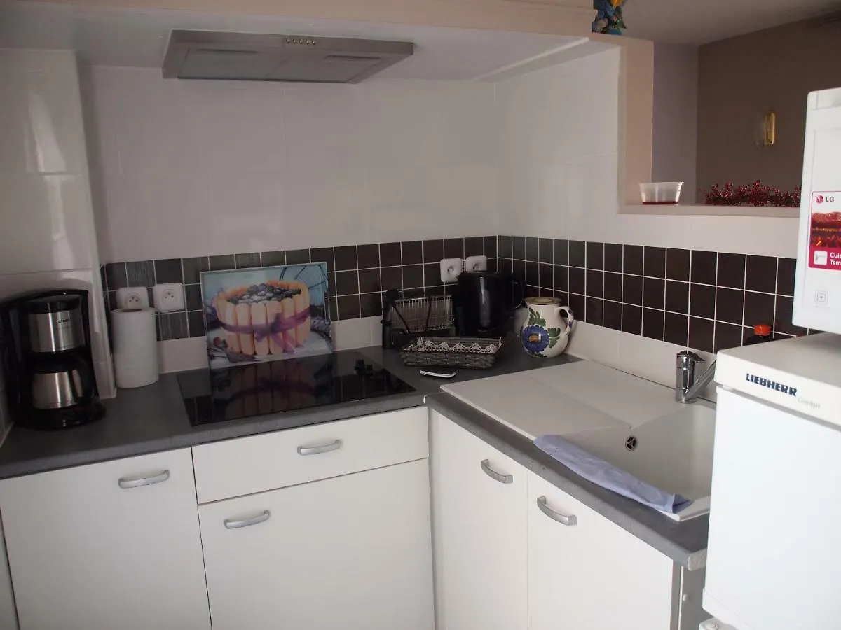 Miramar M21A Apartment Roses