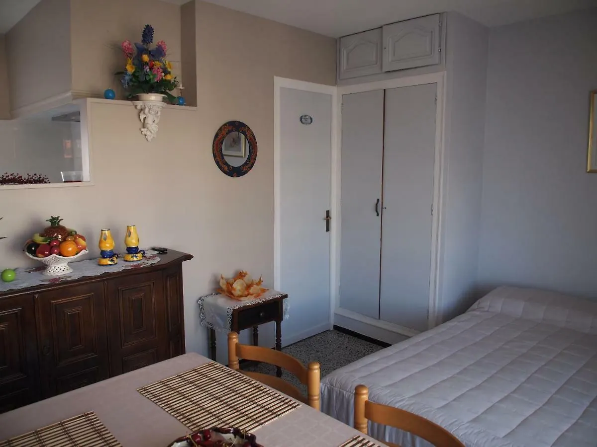 Miramar M21A Apartment Roses